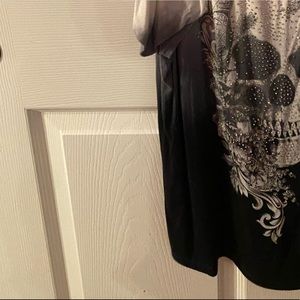 Shirt, skeleton shirt, on shoulder arm is on the second hole Off shoulder